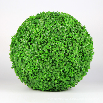 Cerca natural do jardim da bola da grama artificial do projeto novo para a decoração